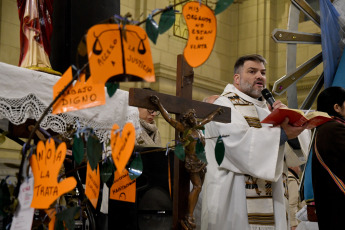 Buenos Aires, Argentina.- En las fotos tomadas el 26 de septiembre del 2023, el arzobispo de Buenos Aires, monseñor Jorge García Cuerva, celebró en Plaza Constitución una misa en solidaridad con las víctimas de trata de personas, con el lema "Por una sociedad sin esclavos ni excluidos". Se trata de una tradicional celebración que ya lleva 16 años consecutivos y que fue impulsada en sus inicios por el entonces arzobispo porteño Jorge Bergoglio, hoy papa Francisco.