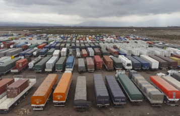 Mendoza, Argentina.- In the photos taken on September 8, 2023, more than 9,000 trucks wait to cross the Cristo Redentor Pass to both sides of the Andes Mountains, in a crossing that has already been closed for 58 days so far this year. year, as confirmed by the Border Committee in a statement. Daniel Galdeano, head of that organization, highlighted that this prolonged disabling of the border crossing in the middle of the winter season is an unusual and worrying fact.