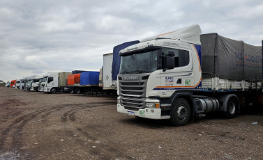 Mendoza, Argentina.- In the photos taken on September 8, 2023, more than 9,000 trucks wait to cross the Cristo Redentor Pass to both sides of the Andes Mountains, in a crossing that has already been closed for 58 days so far this year. year, as confirmed by the Border Committee in a statement. Daniel Galdeano, head of that organization, highlighted that this prolonged disabling of the border crossing in the middle of the winter season is an unusual and worrying fact.