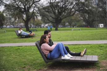 Buenos Aires, Argentina.- En las fotos tomadas el 22 de septiembre del 2023, muestra las calles de Buenos Aires durante el inicio de la primavera. Una gran irrupción de calor comienza a sufrir parte de Sudamérica y alcanzará su esplendor hacia el fin de semana, con temperaturas extremas en Paraguay, el sur de Brasil y el norte de Argentina. El viento norte fomentará un marcado ascenso de temperatura en el territorio nacional, esperando los registros más altos de temperatura que puedan observarse en esta región para esta época del año.