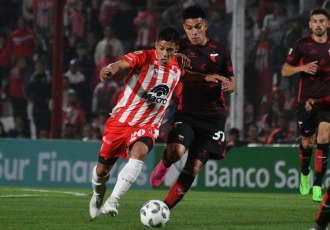 Córdoba, Argentina.- En las fotos tomadas el 20 de septiembre del 2023, durante el partido entre Instituto y Colón por la jornada 5 de la Copa de la Liga en el Estadio Monumental Presidente Perón. Instituto venció por 3-1 a Colón como local. Para Instituto los goles fueron marcados por Adrián Martínez (a los 11, 71 minutos) y Nicolás Barrientos (a los 93 minutos). Para Colón el gol fue marcado por Ramón Ábila (a los 7 minutos).