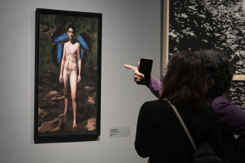 Buenos Aires, Argentina.- En las fotos tomadas el 22 de septiembre del 2023, argentinos visitan una nueva edición del Salón Nacional de Artes Visuales (SNVA), que en esta oportunidad tiene como sedes el Centro Cultural Kirchner (CCK), el Borges -ambos dependientes del Ministerio de Cultura- y el Centro Cultural Paco Urondo de la UBA, todos en la ciudad de Buenos Aires, donde se exponen las 212 obras seleccionadas bajo la curaduría de Guillermina Mongan.