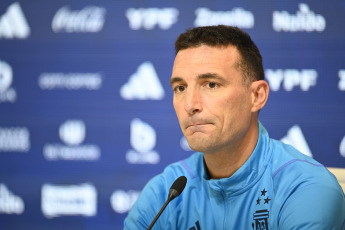 Buenos Aires, Argentina.- En las fotos tomadas el 10 de septiembre del 2023, el director técnico del seleccionado argentino, Lionel Scaloni, brinda una conferencia de prensa. Scaloni, confirmó que el capitán Lionel Messi será parte del plantel que viajará a La Paz para enfrentar a Bolivia el martes, por la segunda fecha de las Eliminatorias Sudamericanas para el Mundial 2026.