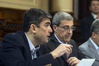 Buenos Aires.- En la foto tomada el 13 de septiembre de 2023, el presidente de la Comisión de Legislación Generl, Daniel Bensusán, durante el debate del proyecto que reforma la Ley de Alquileres que obtuvo hoy dictamen de las Comisiones de Legislación General y de Presupuesto y Hacienda y está lista para ser debatida en una sesión que podría llevarse a cabo la semana que viene.