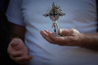 Salta, Argentina.- En las fotos tomadas el 14 de septiembre del 2023, miles de peregrinos, llegados de distintos puntos de Salta y de otras provincias protagonizaron un incesante paso frente a las imágenes del Señor y la Virgen del Milagro, en la catedral basílica de la capital salteña, en el marco de una de las fiestas religiosas más convocantes del país, que culmina este viernes (15), con la tradicional procesión.