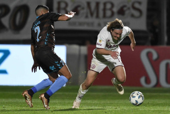 Buenos Aires, Argentina.- En las fotos tomadas el 14 de septiembre del 2023, durante el partido entre Platense y Lanús en un partido válido por la cuarta fecha de la Zona B de la Copa de la Liga en el Estadio Ciudad de Vicente López. Platense revirtió el resultado ante Lanús, ganó 2-1 y comenzó arriba por el gol del Loco Díaz. Sin embargo, en el segundo tiempo, el Calamar dio vuelta el partido por los goles de Vázquez y Ocampo. Así, cosechó su primera victoria en la Copa de la Liga.