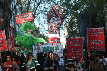 Buenos Aires, Argentina.- En las fotos tomadas el 28 de septiembre del 2023, miles de mujeres, diversidades, activistas independientes y organizaciones marcharon desde Plaza de Mayo hasta el Congreso en defensa del "aborto seguro y gratuito, por la ESI y por vidas dignas", "contra las derechas, el ajuste y el Fondo Monetario Internacional (FMI)", bajo el grito "la libertad es nuestra".