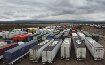 Mendoza, Argentina.- In the photos taken on September 8, 2023, more than 9,000 trucks wait to cross the Cristo Redentor Pass to both sides of the Andes Mountains, in a crossing that has already been closed for 58 days so far this year. year, as confirmed by the Border Committee in a statement. Daniel Galdeano, head of that organization, highlighted that this prolonged disabling of the border crossing in the middle of the winter season is an unusual and worrying fact.