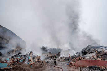 Mar del Plata, Argentina.- En las fotos tomadas el 21 de septiembre del 2023, bomberos y personal de Defensa Civil continúan trabajando luego que un incendio afectara una fábrica de plásticos este miércoles (20) en la ciudad de Mar del Plata, donde ocho dotaciones de bomberos combatieron el fuego sin que se registraran víctimas. Los motivos, tratan de establecerse en ese lugar.