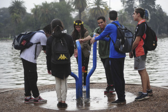 Buenos Aires, Argentina.- En las fotos tomadas el 22 de septiembre del 2023, muestra las calles de Buenos Aires durante el inicio de la primavera. Una gran irrupción de calor comienza a sufrir parte de Sudamérica y alcanzará su esplendor hacia el fin de semana, con temperaturas extremas en Paraguay, el sur de Brasil y el norte de Argentina. El viento norte fomentará un marcado ascenso de temperatura en el territorio nacional, esperando los registros más altos de temperatura que puedan observarse en esta región para esta época del año.