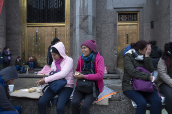 Buenos Aires, Argentina.- En las fotos tomadas el 21 de septiembre del 2023, el Frente de Organizaciones en Lucha (FOL) junto a otras agrupaciones sociales realizan un acampe frente al Ministerio de Economía, ''En defensa de la urbanización de los barrios populares y de los puestos de trabajo''. En ese sentido, los organizadores de la protesta reiteraron que “le reclamarán al Ministerio de Economía y Desarrollo Social que aprueben los fondos para seguir ejecutando obras en los barrios populares”.