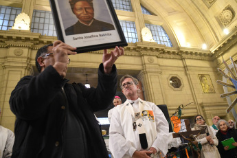 Buenos Aires, Argentina.- En las fotos tomadas el 26 de septiembre del 2023, el arzobispo de Buenos Aires, monseñor Jorge García Cuerva, celebró en Plaza Constitución una misa en solidaridad con las víctimas de trata de personas, con el lema "Por una sociedad sin esclavos ni excluidos". Se trata de una tradicional celebración que ya lleva 16 años consecutivos y que fue impulsada en sus inicios por el entonces arzobispo porteño Jorge Bergoglio, hoy papa Francisco.