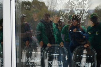 San Luis, Argentina.- En las fotos tomadas el 13 de septiembre del 2023, beneficiarios de planes sociales de San Luis bloquearon accesos y quemaron cubiertas frente a la Legislatura provincial cuando los parlamentarios rechazaron el proyecto que permitía al Ejecutivo local contratarlos como empleados públicos. El proyecto, tenía por objeto incorporar a la administración pública provincial a beneficiarios de planes sociales que prestaban labores en entidad públicas pero no tenían un contrato de trabajo.