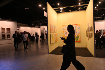 Buenos Aires, Argentina.- En las fotos tomadas el 3 de septiembre del 2023, más de 40.000 personas visitaron una nueva edición de arteba, la feria de arte contemporáneo que cerró este domingo sus puertas en Centro Costa Salguero y que arrojó un balance más que positivo para las galerías participantes, que dieron definiciones como "muy buena edición", "de muy buenas ventas", "superó las expectativas" y "la mejor feria en quince años".