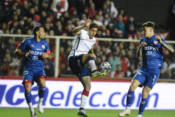 Santa Fe de la Vera Cruz, Argentina.- En las fotos tomadas el 4 de septiembre del 2023, durante el partido entre Unión y San Lorenzo en el duelo que cerró la tercera fecha de la Copa de la Liga Profesional (LPF) en el Estadio15 de Abril. Unión de Santa Fe (5 puntos) empató 1-1 con San Lorenzo (5), que terminó con dos jugadores menos. El delantero paraguayo Adam Bareiro (Pt. 24m.) abrió la cuenta para el Ciclón; mientras que el atacante Gonzalo Morales (St. 31m.), estableció la paridad para el elenco santafesino.