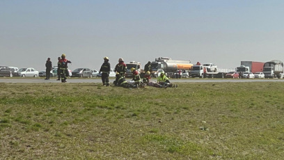 Córdoba, Argentina.- Photos taken on September 11, 2023 show a multiple crash on provincial route 13, between Villa del Rosario and Luque, in the Córdoba department of Río Segundo. Two people died in accidents that occurred on provincial route 13, between the Córdoba towns of Villa del Rosario and Luque, and on the Rosario-Córdoba highway, where at least 30 vehicles collided in a chain, and both crashes were caused by a cloud of land caused by strong winds that blew in those areas of the country.