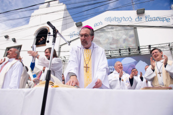 Buenos Aires, Argentina.- En las fotos tomadas el 5 de septiembre del 2023, el Equipo de Curas de villas y barrios populares de Buenos Aires y Gran Buenos Aires participan de una misa "en desagravio por los ultrajes" a la figura del papa Francisco vertidos durante la campaña electoral, en particular por parte del candidato presidencial de La Libertad Avanza (LLA), Javier Milei.