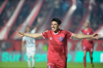 Buenos Aires, Argentina.- In the photos taken on September 21, 2023, during the match between Argentinos Juniors and Talleres de Córdoba at the Diego Armando Maradona Stadium for the fifth round of Zone A of the League Cup. Argentinos achieved an important victory against Talleres, winning 3-1 and climbing to the top of Zone A - shared with Independiente - of the Professional League Cup. El Bicho has two consecutive victories since the arrival of Pablo Guede.