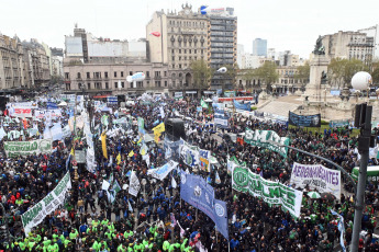 Buenos Aires, Argentina.- In the photos taken on September 19, 2023, the labor movement mobilized in Congress in support of the elimination of the Income Tax. The CGT and the Autonomous and Workers CTA, as well as a varied range of union spaces such as the CATT, the Fresimona and the Federal Current (CFT), mobilized to support the analysis and approval of the bill to eliminate the Tax on the Profits for the fourth category that will be discussed in the Chamber of Deputies.