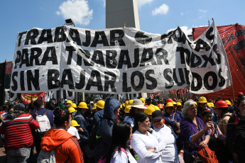 Buenos Aires, Argentina.- In the photos taken on September 27, 2023, militants from the Libres del Sur group and the social organizations grouped in the Unidad Piquetera bloc demonstrated at the Ministry of Labor, demanding an increase in wages. minimum, considering that it is "below the level of indigence" and that its increase "is a direct responsibility of the Government."