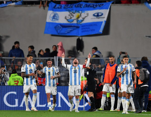 Buenos Aires.- En la foto tomada el 7 de septiembre de 2023, con gol de Lionel Messi de tiro libre, Argentina le gana 1 a 0 a Ecuador. Argentina, el campeón mundial liderado por su capitán Lionel Messi, inicia esta noche su camino hacia la defensa del título en el Mundial 2026 de Estados Unidos, México y Canadá, cuando reciba a Ecuador en el estadio Monumental.