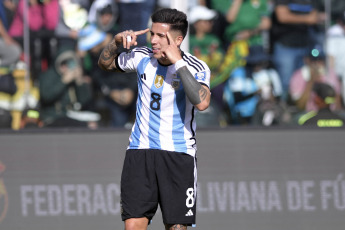 La Paz.- En la foto del 12 de septiembre de 2023, Enzo Fernandez festeja el primer gol del seleccionado argentino, que sin Lionel Messi entre los jugadores disponibles, se enfrenta a su par de Bolivia en el estadio Hernando Siles de La Paz, ubicado a 3.650 metros de altura sobre el nivel del mar, por la segunda fecha de las Eliminatorias sudamericanas para el Mundial 2026.