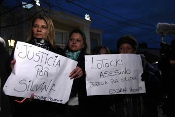 Buenos Aires, Argentina.- En las fotos tomadas el 6 de septiembre del 2023, muestra una concentración pacífica protagonizada por decenas de personas y varias figuras mediáticas, que se manifestaron frente a la vivienda del cirujano Aníbal Lotocki, donde pidieron "Justicia para Silvina Luna y todas las víctimas". En su gran mayoría había mujeres, pero también hombres que manifestaron su dolor y su indignación ante la muerte de Silvina Luna y Mariano Caprarola, ocurridas en el término de las últimas dos semanas.