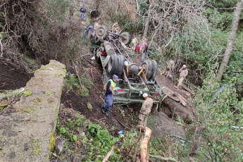 Neuquén, Argentina.- En las fotos tomadas el 21 de septiembre del 2023, muestra el lugar donde ocurrió un accidente tras el volcamiento de un camión militar en la ruta provincial 62, cerca de la turística ciudad de Neuquén. Al menos cuatro soldados murieron y 18 resultaron heridos en el accidente. En un comunicado el Ejército de Argentina, detalló que el accidente ocurrió cuando elementos del regimiento militar eran transportados por una ruta local hacia el cuartel de la contingente.