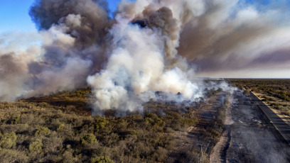 San Luis, Argentina.- En las fotos tomadas el 27 de septiembre del 2023, bomberos combaten un incendio forestal en la zona sur de la ciudad de San Luis. El jefe de Bomberos de la Policía provincial, Rafael Godoy, explicó que el siniestro se originó en la banquina de la Ruta Provincial Nº 3, pasando la Autopista de las Serranías Puntanas, y se extendió por el viento en dirección sur, afectando la vegetación.