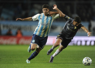 Buenos Aires, Argentina.- En las fotos tomadas el 3 de septiembre del 2023, Racing Club y Estudiantes de La Plata se enfrentaron en el estadio Presidente Perón, de la localidad bonaerense de Avellaneda, en un encuentro válido por la tercera jornada de la Zona B de la Copa de la Liga Profesional. Racing se repuso del tropiezo en la Copa Libertadores, venció 2-1 a Estudiantes, con goles de Gonzalo Piovi y Juanfer Quintero. Méndez, de penal, sobre el final, descontó para la visita.