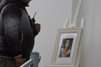 Buenos Aires, Argentina.- En las fotos tomadas el 6 de septiembre del 2023, familiares y amigos despidieron los restos de Silvina Luna en el Panteón de Actores del Cementerio de Chacarita en Buenos Aires. A casi una semana de su muerte, se realizó la despedida a la modelo y actriz Silvina Luna que falleció el jueves pasado a los 43 años tras las complicaciones de salud que le produjo una intervención estética y mala praxis del cirujano Aníbal Lotocki en 2011.