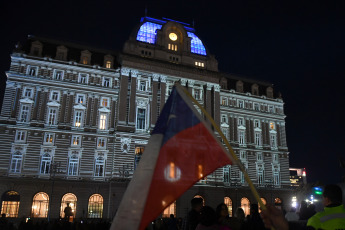 Buenos Aires, Argentina.- En las fotos tomadas el 10 de septiembre del 2023, durante un emotivo espectáculo audiovisual en la explanada del Centro Cultural Kirchner (CCK), donde artistas de Argentina y Chile interpretaron grandes obras de la música popular trasandina, ante un público que acompañó con banderas, velas y hasta un altar en memoria de los desaparecidos en dictadura al cumplirse 50 años del golpe cívico-militar contra el gobierno democrático de Salvador Allende en Chile.