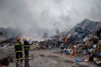 Mar del Plata, Argentina.- En las fotos tomadas el 21 de septiembre del 2023, bomberos y personal de Defensa Civil continúan trabajando luego que un incendio afectara una fábrica de plásticos este miércoles (20) en la ciudad de Mar del Plata, donde ocho dotaciones de bomberos combatieron el fuego sin que se registraran víctimas. Los motivos, tratan de establecerse en ese lugar.