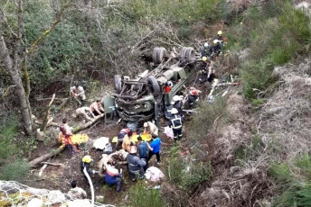 Neuquén, Argentina.- In the photos taken on September 21, 2023, they show the place where an accident occurred after the overturning of a military truck on provincial route 62, near the tourist city of Neuquén. At least four soldiers were killed and 18 injured in the accident. In a statement, the Argentine Army detailed that the accident occurred when elements of the military regiment were being transported along a local route to the contingent's headquarters.