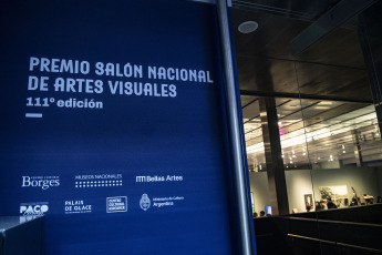 Buenos Aires, Argentina.- En las fotos tomadas el 22 de septiembre del 2023, argentinos visitan una nueva edición del Salón Nacional de Artes Visuales (SNVA), que en esta oportunidad tiene como sedes el Centro Cultural Kirchner (CCK), el Borges -ambos dependientes del Ministerio de Cultura- y el Centro Cultural Paco Urondo de la UBA, todos en la ciudad de Buenos Aires, donde se exponen las 212 obras seleccionadas bajo la curaduría de Guillermina Mongan.