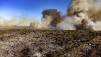 San Luis, Argentina.- En las fotos tomadas el 27 de septiembre del 2023, bomberos combaten un incendio forestal en la zona sur de la ciudad de San Luis. El jefe de Bomberos de la Policía provincial, Rafael Godoy, explicó que el siniestro se originó en la banquina de la Ruta Provincial Nº 3, pasando la Autopista de las Serranías Puntanas, y se extendió por el viento en dirección sur, afectando la vegetación.