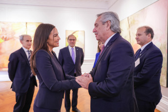 New York, United States.- In the photos taken on September 18, 2023, the Argentine president, Alberto Fernández (right), held a meeting with the American legislator Alexandria Ocasio-Cortez (left), following her complaint about corruption in the case of magnate Paul Singer for the vulture funds against Argentina. After the meeting, the Argentine Government evaluates the possibility of filing a complaint against the North American Supreme Court.