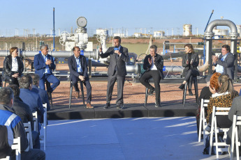 Neuquén, Argentina.- In the photos taken on September 26, 2023, the Minister of Economy and presidential candidate, Sergio Massa (center), during an event at the Vaca Muerta oil pipeline. Massa announced the implementation, from October and extendable until the end of November, of a differential dollar scheme for hydrocarbon exporters in the Vaca Muerta basin and will thus seek to promote the settlement of some USD 1.2 billion.