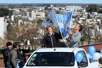 Viedma, Argentina.- En las fotos tomadas el 12 de septiembre del 2023, el joven palista Vicente Vergauven fue recibido en la ciudad rionegrina de Viedma tras ganar dos medallas de oro en el campeonato mundial de la categoría maratón de canotaje en Dinamarca. Vergauven, se convirtió en el primer viedmense en conseguir dos medallas doradas en un mismo certamen y que marcó el podio para la delegación Argentina en Vejen, Dinamarca.