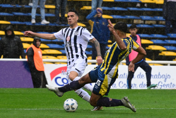 Rosario, Argentina.- En las fotos tomadas el 3 de septiembre del 2023, durante el partido entre Rosario Central y Talleres, de Córdoba en el Gigante de Arroyito, por la tercera fecha de la Zona A de la Copa de la Liga. Rosario Central venció 2 a 0 a Talleres. Los goles fueron convertidos por los volantes ofensivo Jaminton Campaz e Ignacio Malcorra, en el final del primer tiempo.