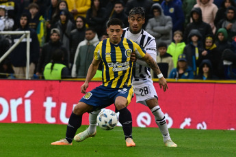 Rosario, Argentina.- En las fotos tomadas el 3 de septiembre del 2023, durante el partido entre Rosario Central y Talleres, de Córdoba en el Gigante de Arroyito, por la tercera fecha de la Zona A de la Copa de la Liga. Rosario Central venció 2 a 0 a Talleres. Los goles fueron convertidos por los volantes ofensivo Jaminton Campaz e Ignacio Malcorra, en el final del primer tiempo.