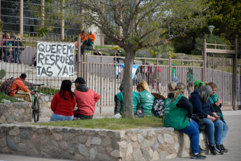 San Luis, Argentina.- En las fotos tomadas el 13 de septiembre del 2023, beneficiarios de planes sociales de San Luis bloquearon accesos y quemaron cubiertas frente a la Legislatura provincial cuando los parlamentarios rechazaron el proyecto que permitía al Ejecutivo local contratarlos como empleados públicos. El proyecto, tenía por objeto incorporar a la administración pública provincial a beneficiarios de planes sociales que prestaban labores en entidad públicas pero no tenían un contrato de trabajo.