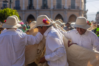 Salta, Argentina.- En las fotos tomadas el 14 de septiembre del 2023, miles de peregrinos, llegados de distintos puntos de Salta y de otras provincias protagonizaron un incesante paso frente a las imágenes del Señor y la Virgen del Milagro, en la catedral basílica de la capital salteña, en el marco de una de las fiestas religiosas más convocantes del país, que culmina este viernes (15), con la tradicional procesión.