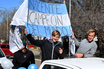 Viedma, Argentina.- In the photos taken on September 12, 2023, the young paddler Vicente Vergauven was received in the Rio Negro city of Viedma after winning two gold medals in the world championship of the canoeing marathon category in Denmark. Vergauven became the first Viedmense to win two gold medals in the same competition and marked the podium for the Argentine delegation in Vejen, Denmark.