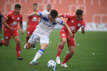 Mendoza, Argentina.- En las fotos tomadas el 17 de septiembre del 2023, durante el partido entre Godoy Cruz y Belgrano por la cuarta fecha de la Zona B de la Copa de la Liga en el Estadio Malvinas Argentinas. Godoy Cruz de Mendoza igualó sin goles con Belgrano de Córdoba en un encuentro marcado por la violencia, ya que hubo incidentes dentro y fuera del estadio. Hubo disparos, gases, corridas, piedrazos y familias amontonadas en la tribuna popular que fueron trasladados a la platea lindante.