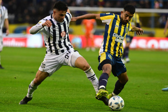 Rosario, Argentina.- En las fotos tomadas el 3 de septiembre del 2023, durante el partido entre Rosario Central y Talleres, de Córdoba en el Gigante de Arroyito, por la tercera fecha de la Zona A de la Copa de la Liga. Rosario Central venció 2 a 0 a Talleres. Los goles fueron convertidos por los volantes ofensivo Jaminton Campaz e Ignacio Malcorra, en el final del primer tiempo.