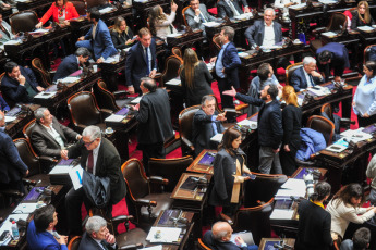 Buenos Aires, Argentina.- En las fotos tomadas el 19 de septiembre del 2023, la Cámara de Diputados debatió el proyecto de ley de la reforma del Impuesto a las Ganancias elaborado por el Poder Ejecutivo, cuya sanción quedó asegurada dado que el Frente de Todos construyó una mayoría con bloques provinciales y los libertarios. El diputado y candidato presidencial de La Libertad Avanza, Javier Milei, votó a favor, sin embargo agregó que con la iniciativa, el gobierno "va intentar sacar un rédito electoral".