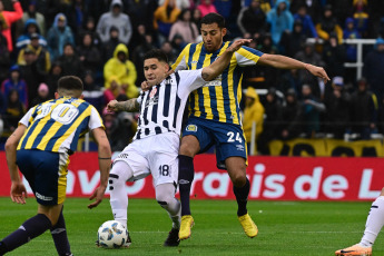 Rosario, Argentina.- En las fotos tomadas el 3 de septiembre del 2023, durante el partido entre Rosario Central y Talleres, de Córdoba en el Gigante de Arroyito, por la tercera fecha de la Zona A de la Copa de la Liga. Rosario Central venció 2 a 0 a Talleres. Los goles fueron convertidos por los volantes ofensivo Jaminton Campaz e Ignacio Malcorra, en el final del primer tiempo.