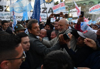 Buenos Aires, Argentina.- En las fotos tomadas el 11 de septiembre del 2023, el ministro de Economía, Sergio Massa (centro), anunció en Plaza de Mayo ante una multitud de trabajadores que a partir del 1 de octubre próximo el nuevo piso del Impuesto a las Ganancias subirá hasta 1.770.000 pesos mensuales, lo que reducirá su impacto en los sueldos y las jubilaciones, todo con ajustes semestrales.