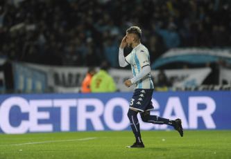 Buenos Aires, Argentina.- En las fotos tomadas el 3 de septiembre del 2023, Racing Club y Estudiantes de La Plata se enfrentaron en el estadio Presidente Perón, de la localidad bonaerense de Avellaneda, en un encuentro válido por la tercera jornada de la Zona B de la Copa de la Liga Profesional. Racing se repuso del tropiezo en la Copa Libertadores, venció 2-1 a Estudiantes, con goles de Gonzalo Piovi y Juanfer Quintero. Méndez, de penal, sobre el final, descontó para la visita.